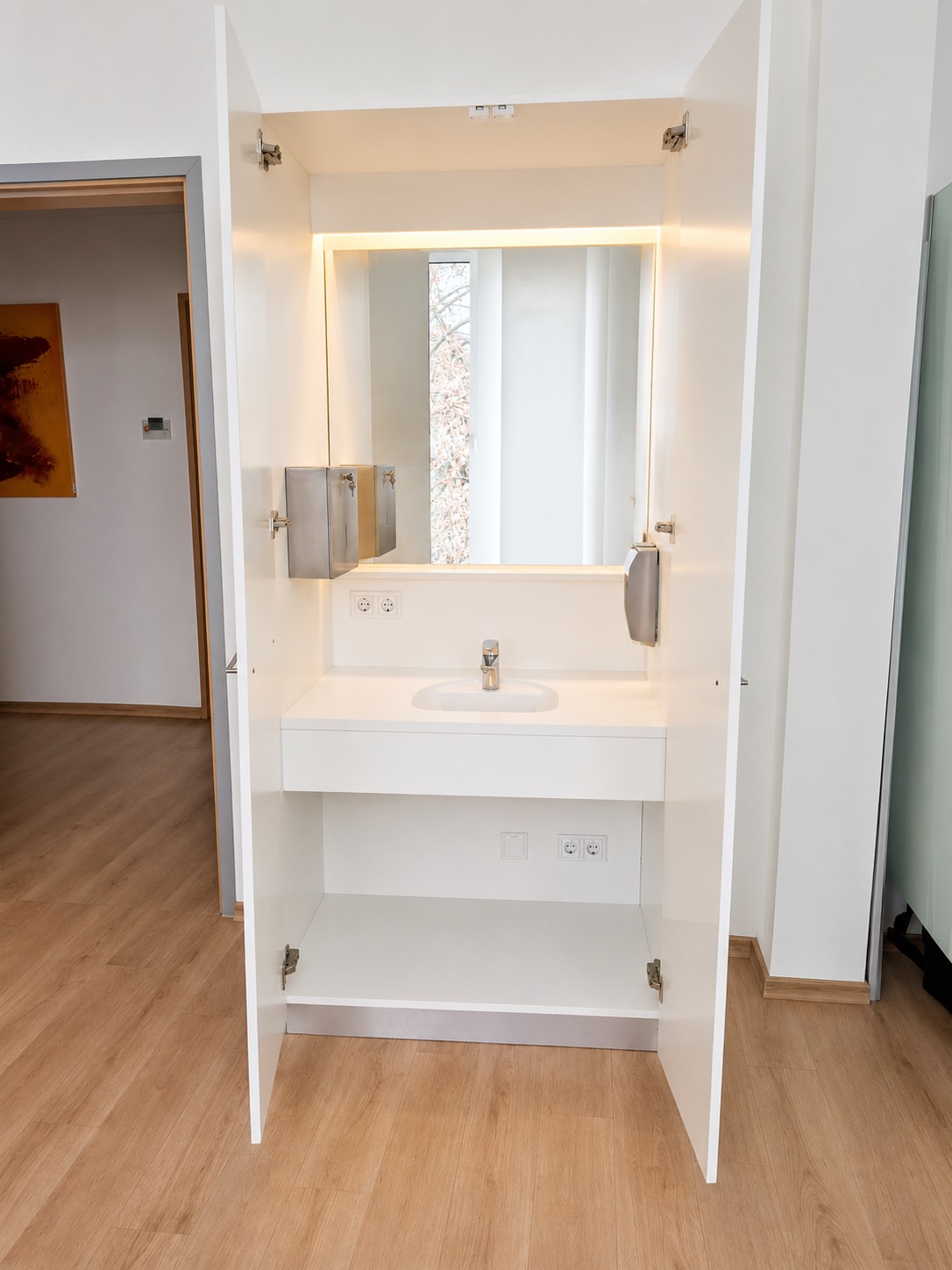 Waschgelegenheit in Raum 1 der Praxisklinik am Rosengarten Mannheim